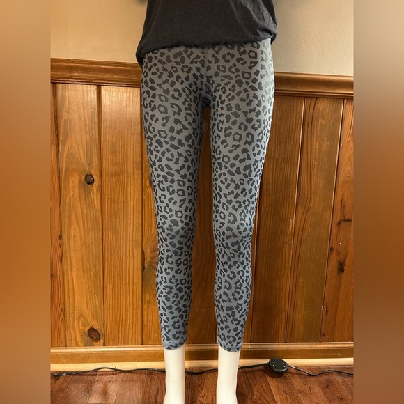 Free shirt with purchase of leggings, blue/grey leopard print leggings, outfit - Picture 3 of 7